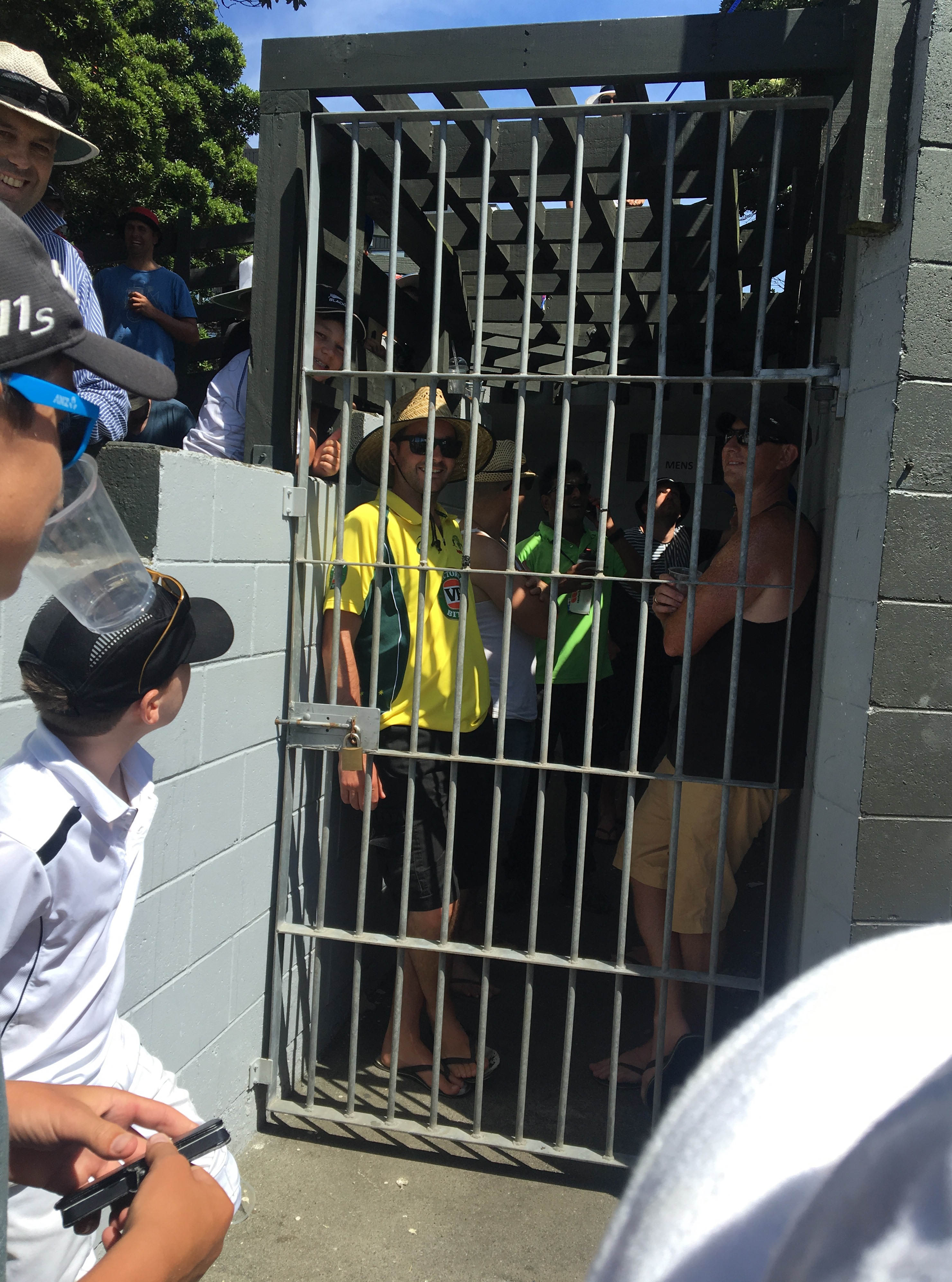 Aussie fans loo block