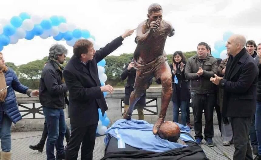 Buenos Aries Messi statue