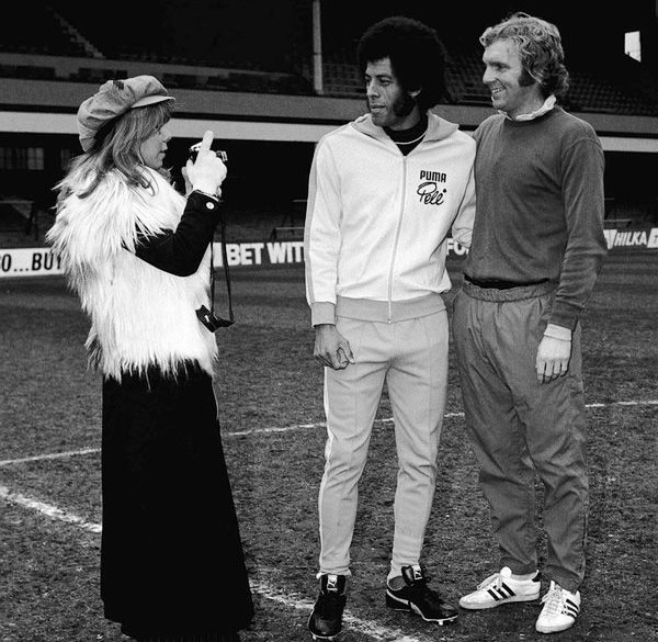 sir-bobby-moore-carlos-alberto-mrs-alberto-at-upton-park-1973