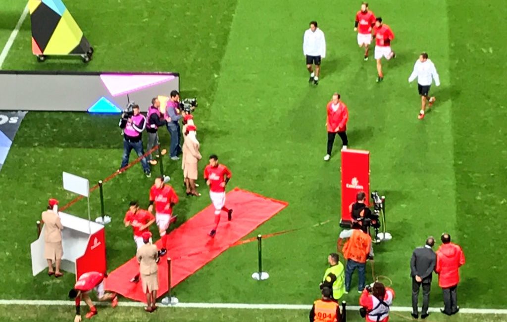 benfica-exit-the-pitch-through-an-emirates-check-in-desk-after-warming-up