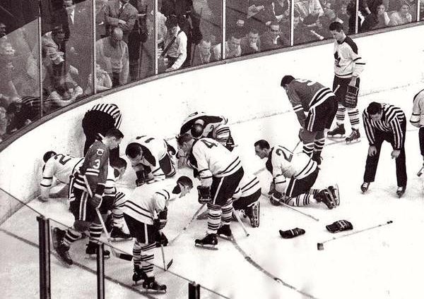 Blackhawks and Maple Leafs looking for a contact lens, 1962